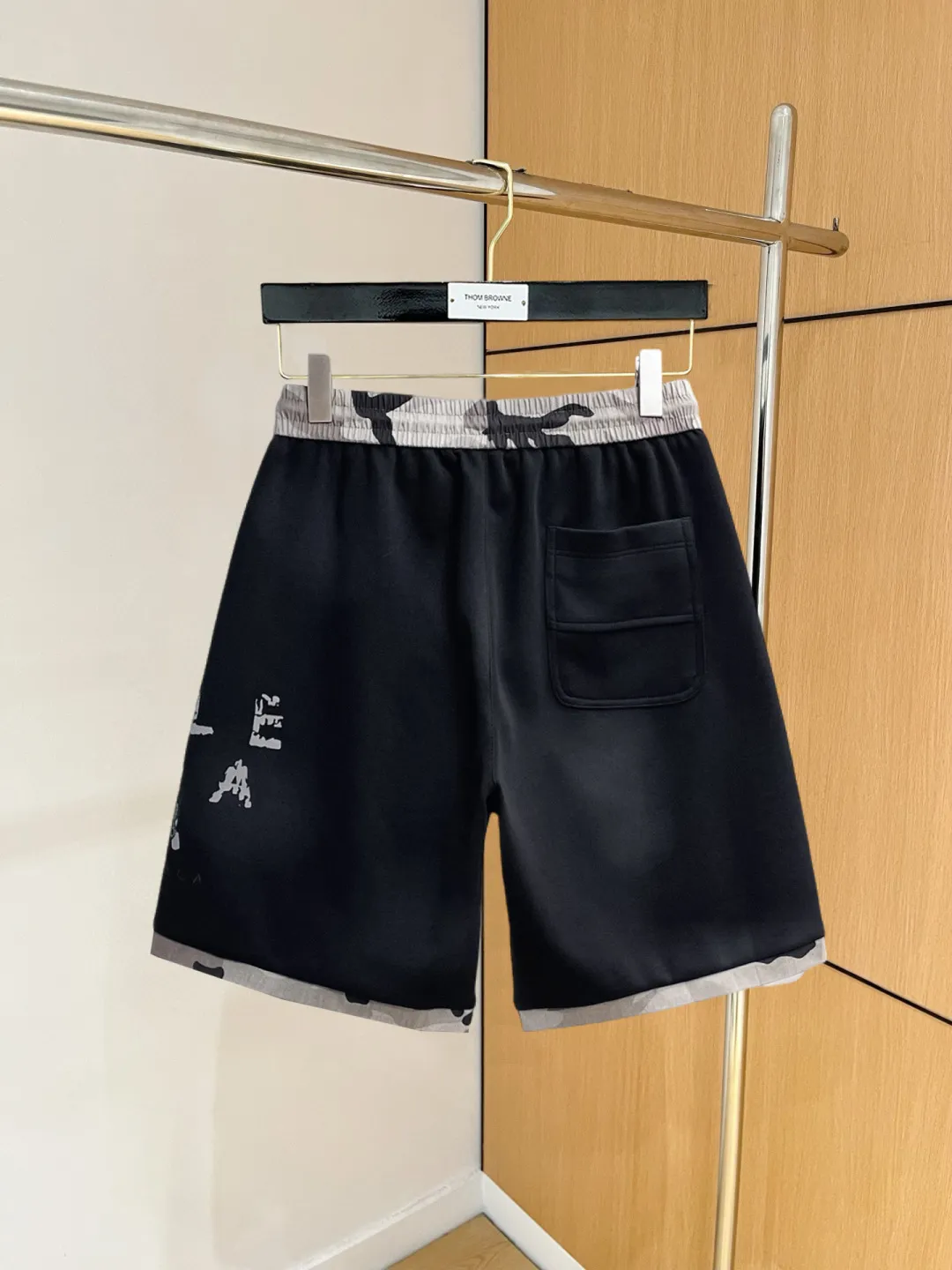 Balenciaga's three-standard complete 2026 summer New Arrival men's casual shorts, advanced custom-made Breathable fabric, Breathable fabric, extremely stretchy and comfortable, impeccable details, top-grade accessories, original logo design concept, delicate and soft feel! The upper body fit is awesome! Size: M-XXXL Please state your height and weight when ordering